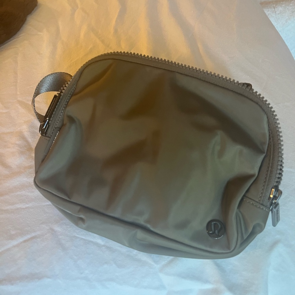 lululemon athletica Men's Belt Bag in greenish gray color